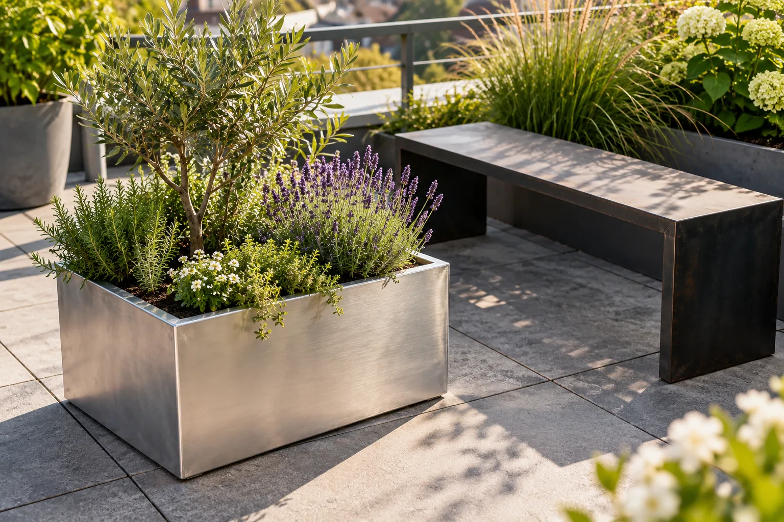 KI-generierte Illustration: Eine kleine fertige Aluminium-Pflanzwanne steht auf einer sonnigen Dachterrasse neben einer dunklen Stahl-Blumenbank.